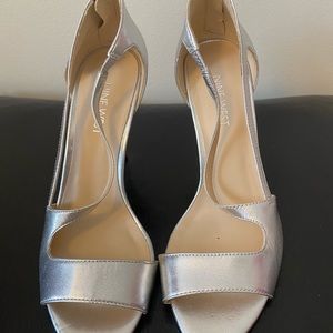 Nine West Simplistic Silver Leather Sandal - Size 6.5